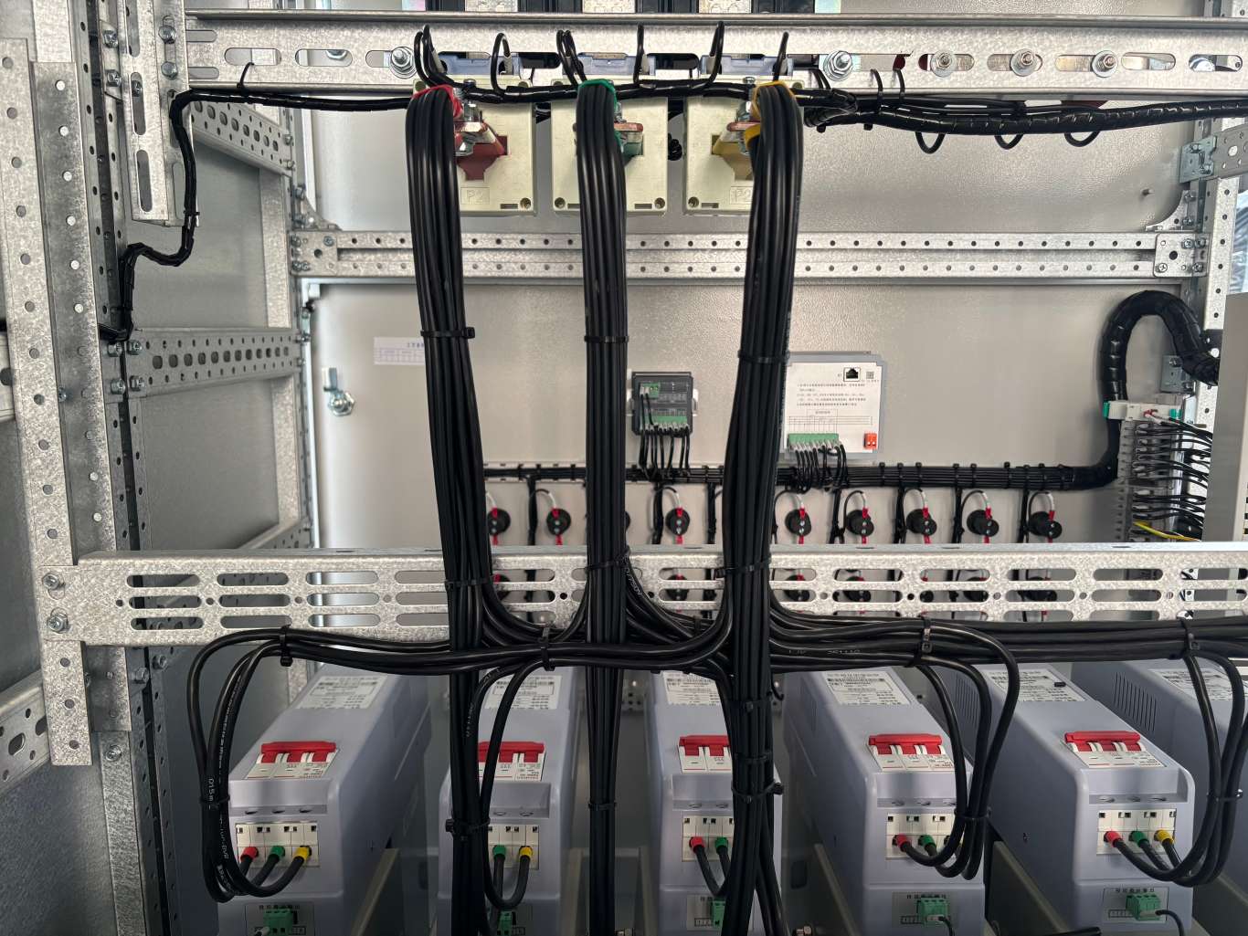 Cable routing and capacitor bank wiring in low voltage switchgear panel