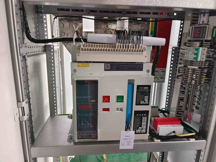 Drawer-type intelligent circuit breaker installed in cabinet Drawer-type intelligent circuit breaker installed in cabinet