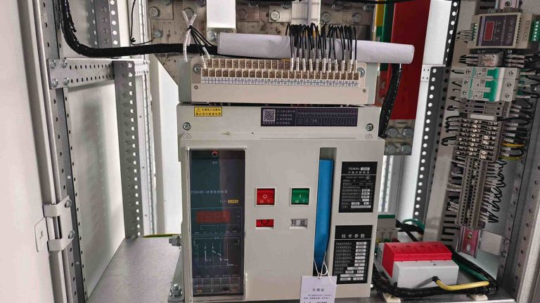 Drawer-type intelligent circuit breaker installed in cabinet Drawer-type intelligent circuit breaker installed in cabinet