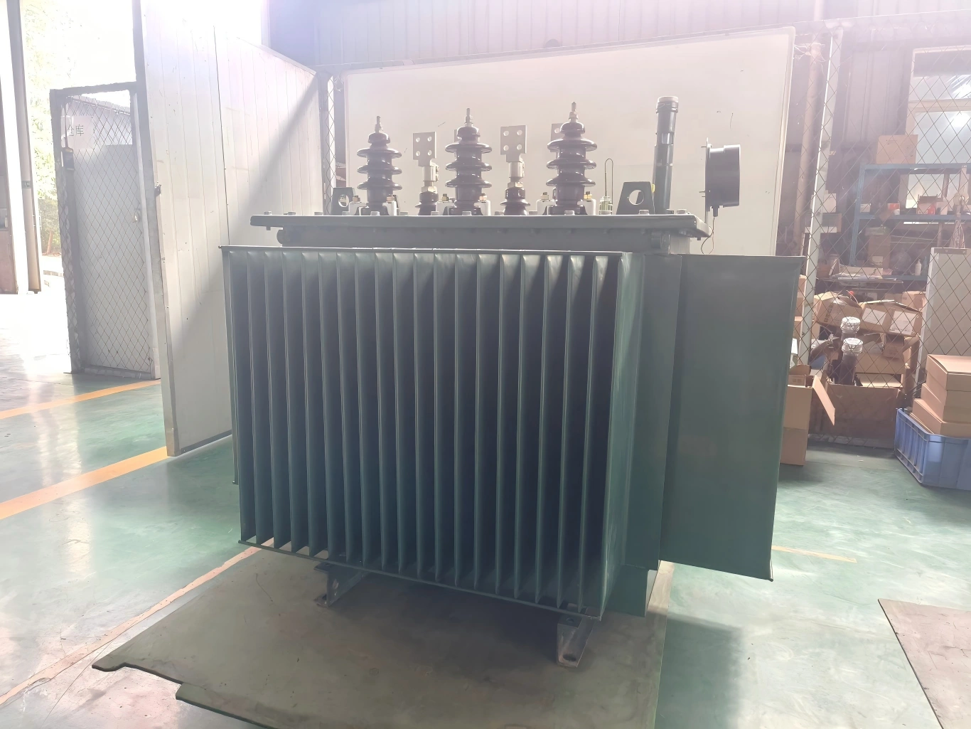 Hermetically sealed oil-immersed distribution transformer with corrugated fin tank and HV bushings
