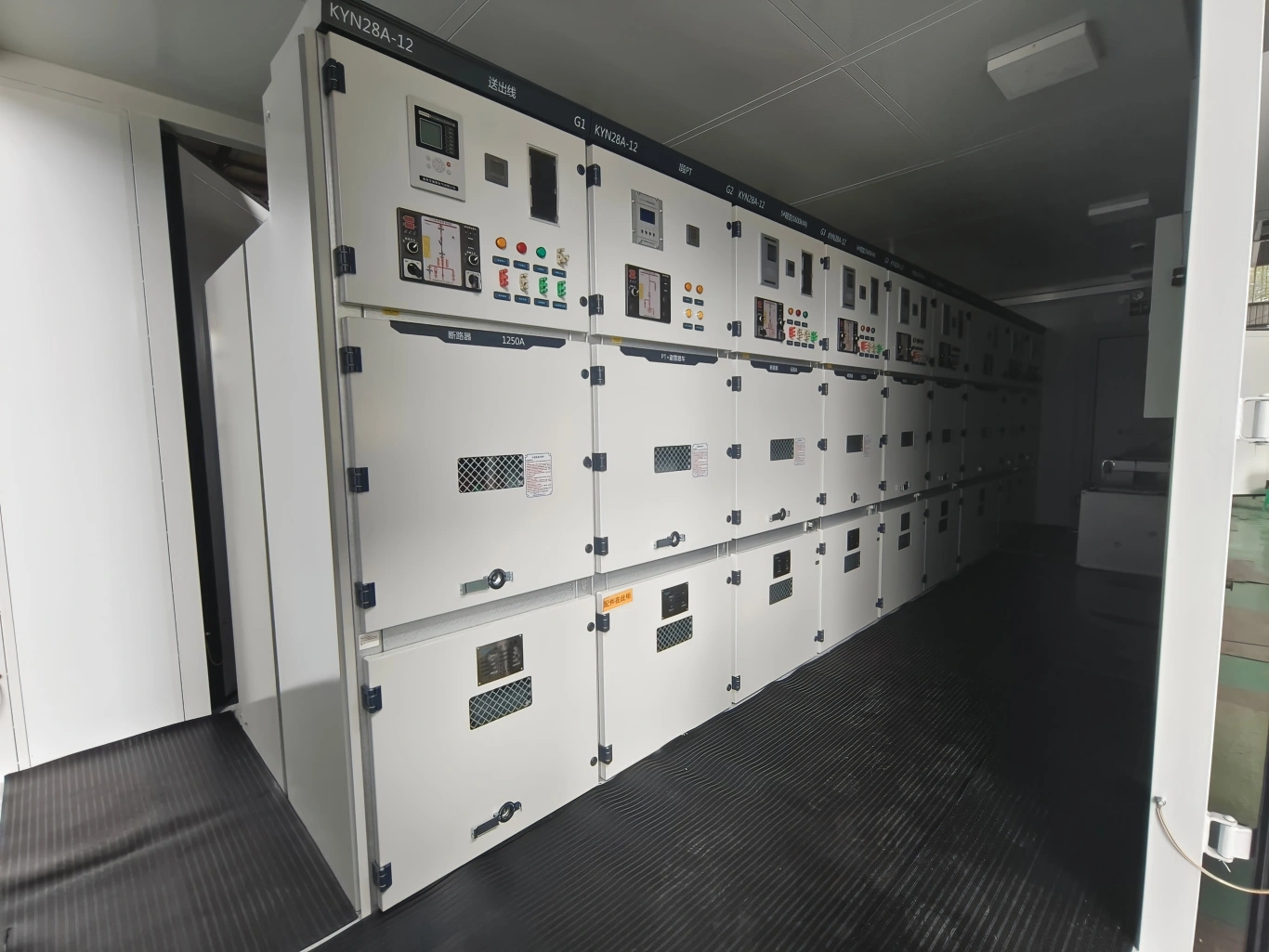 KYN28A-12 MV switchgear feeder panels with 1250A circuit breakers and protection relays