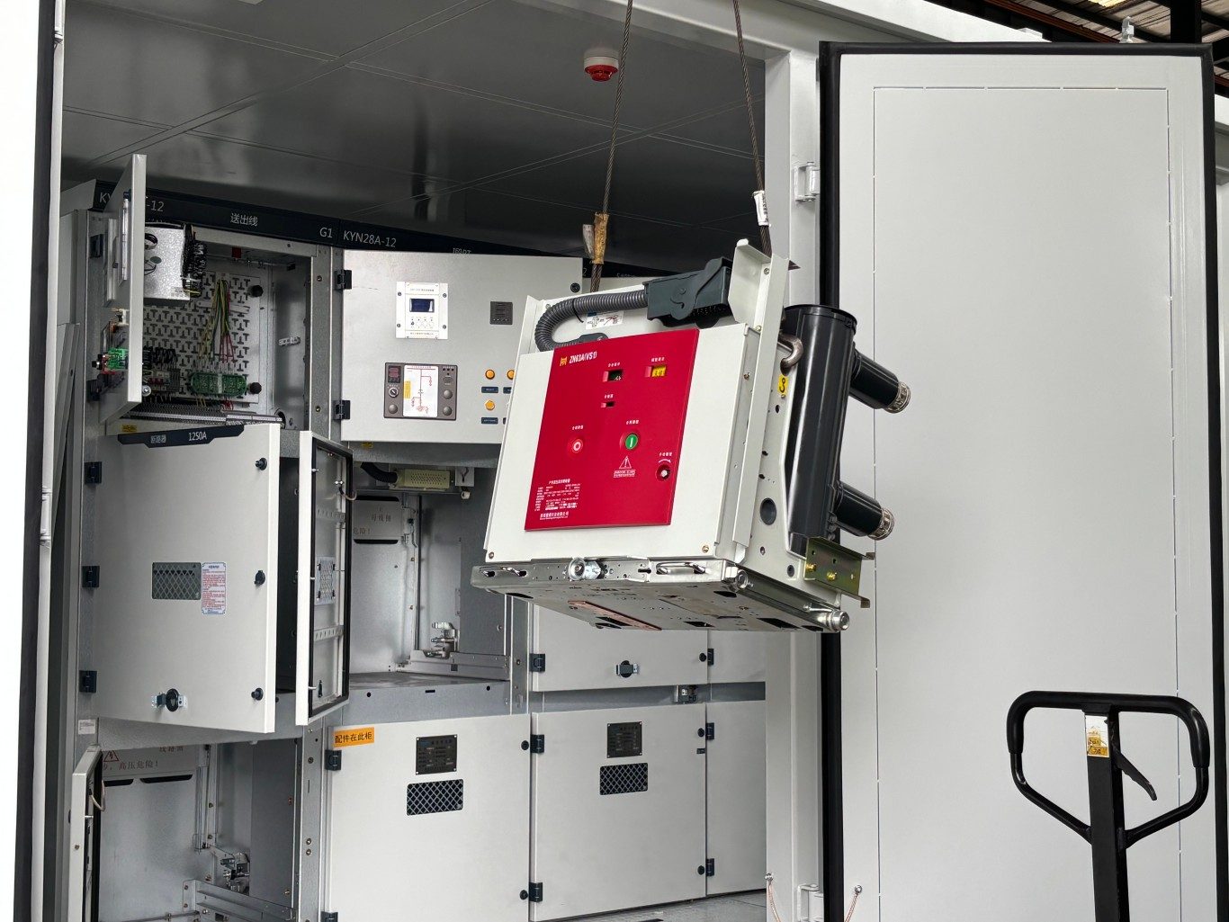 Lifting vacuum circuit breaker for medium voltage switchgear cabinet