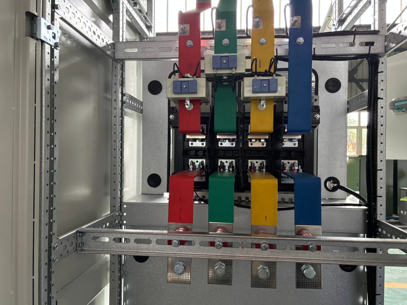 Phase busbar connections with circuit breaker inside LV switchgear cubicle