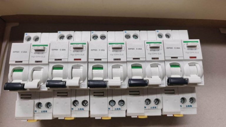 Row of miniature circuit breakers with residual current protection Row of miniature circuit breakers with residual current protection