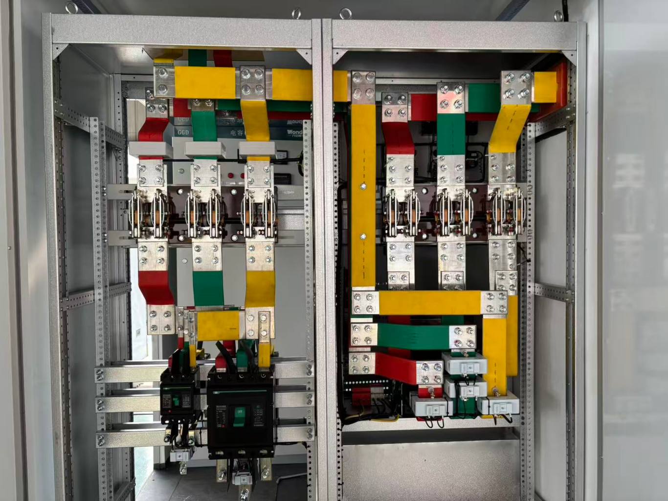 Switchgear internal busbars vulnerable to moisture damage