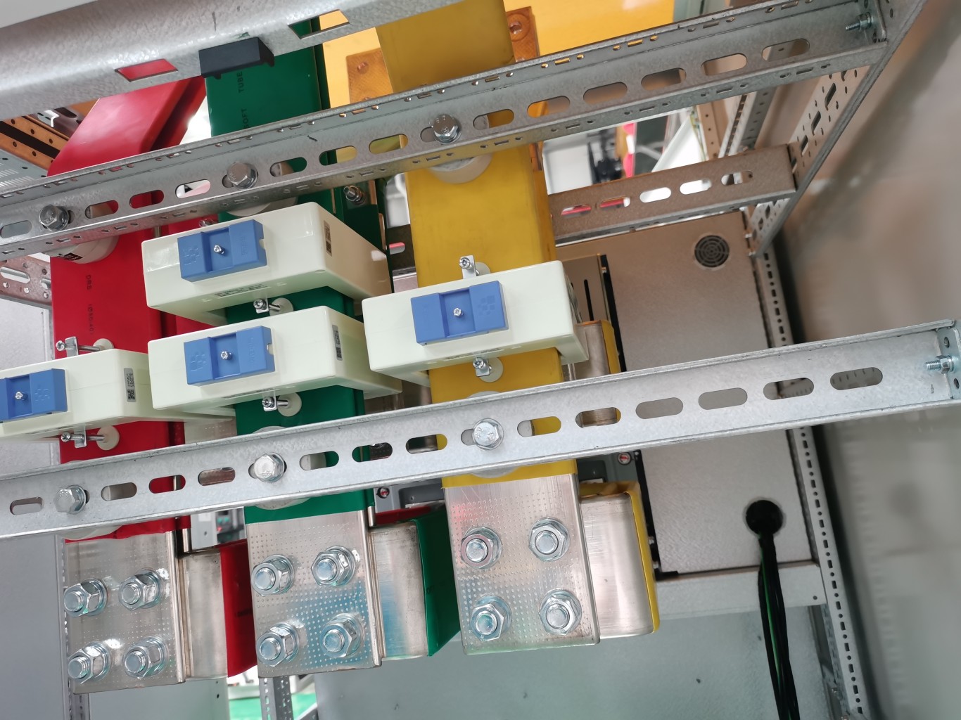 LV switchgear busbar and primary connector